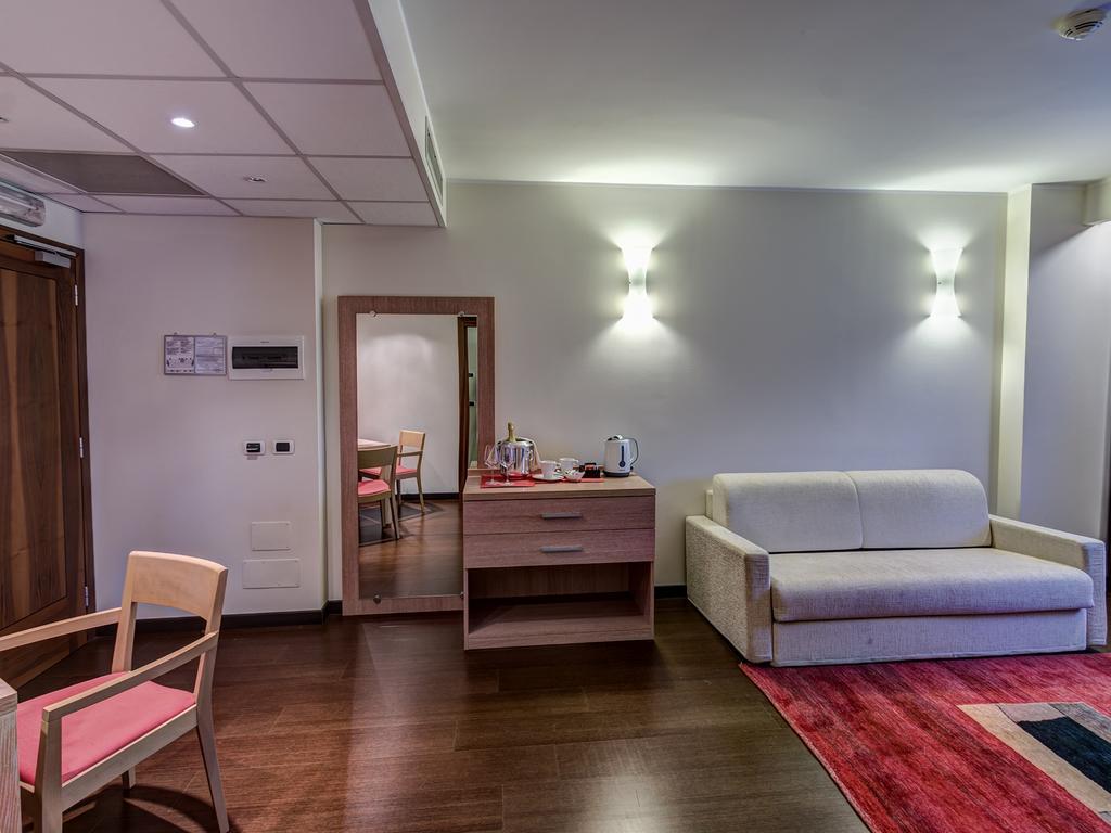 Hotel Capital ロヴィーゴ エクステリア 写真