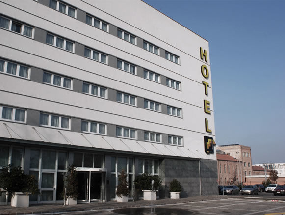 Hotel Capital ロヴィーゴ エクステリア 写真