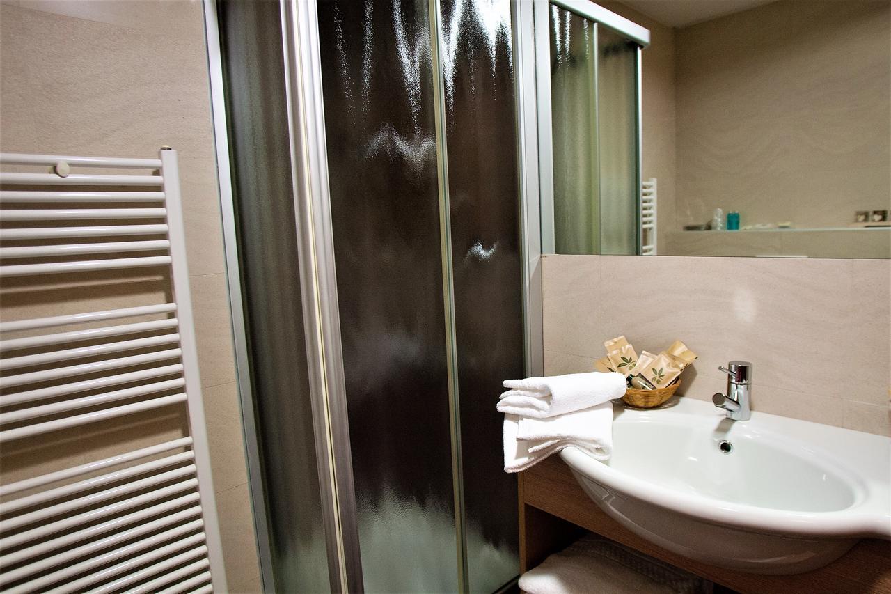 Hotel Capital ロヴィーゴ エクステリア 写真